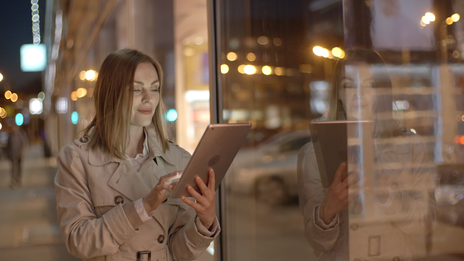 Woman ¨typing on ipad